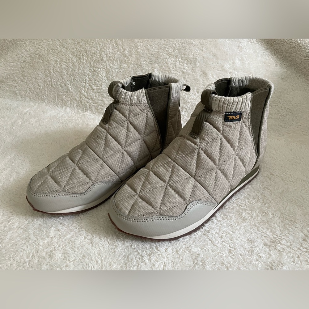 Teva Quilted Ankle Boots in Light Gray